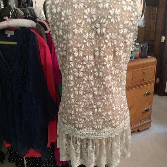 Young Essence Lace Button Up Sleeveless Top - Picture 3 of 8